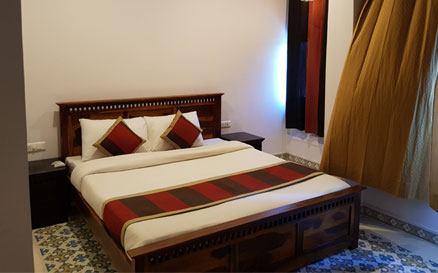 Get Restaurant, Bars, Coffee Shop, Swimming Pool, Library, Internet at Castle Rajputana